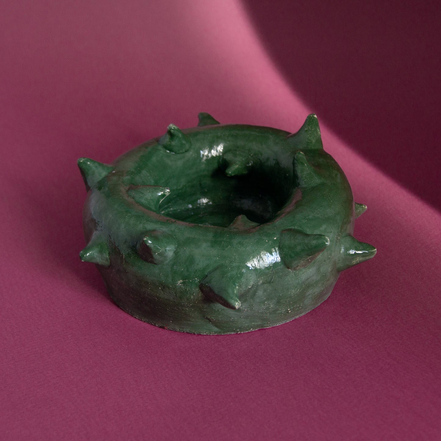 Green ashtray designed with thorn-like details, measuring 18 cm in diameter, perfect for unique decor.