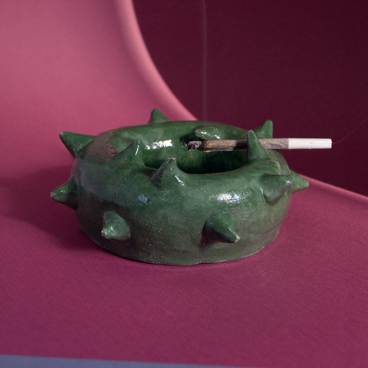 Green ashtray designed with thorn-like details, 18 cm diameter, perfect for adding a unique touch to any decor.