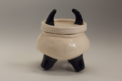 Ceramic box with horn details