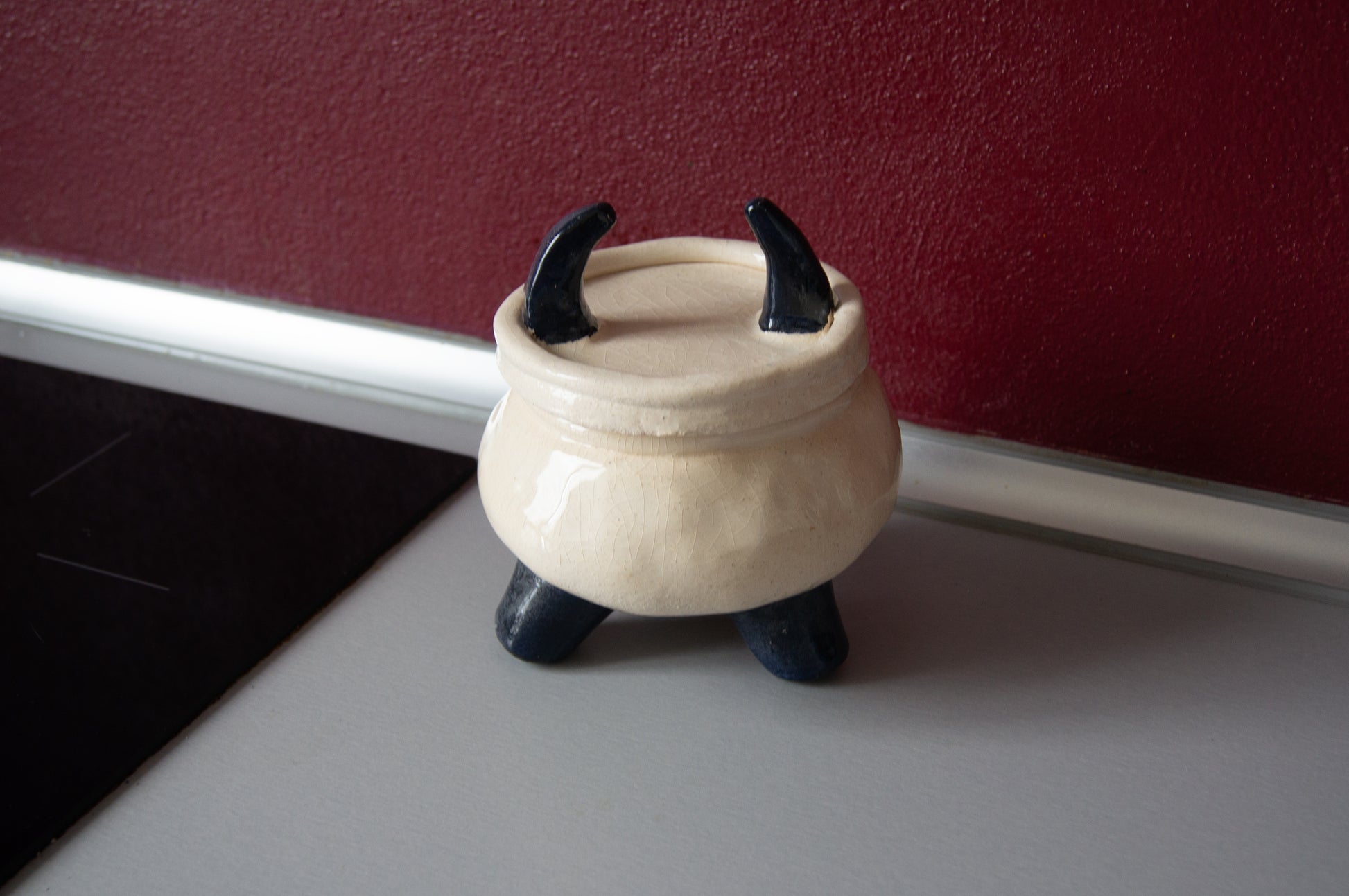 Ceramic box with horn details