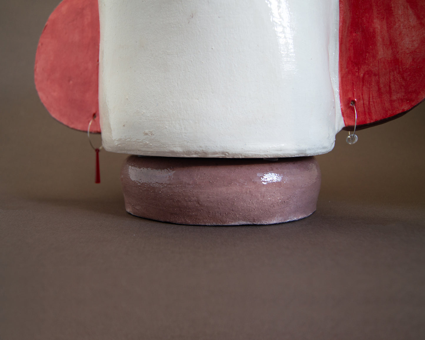 Red and brown listening vase with earrings, includes a saucer and drainage holes, dimensions 38x19x20 cm.