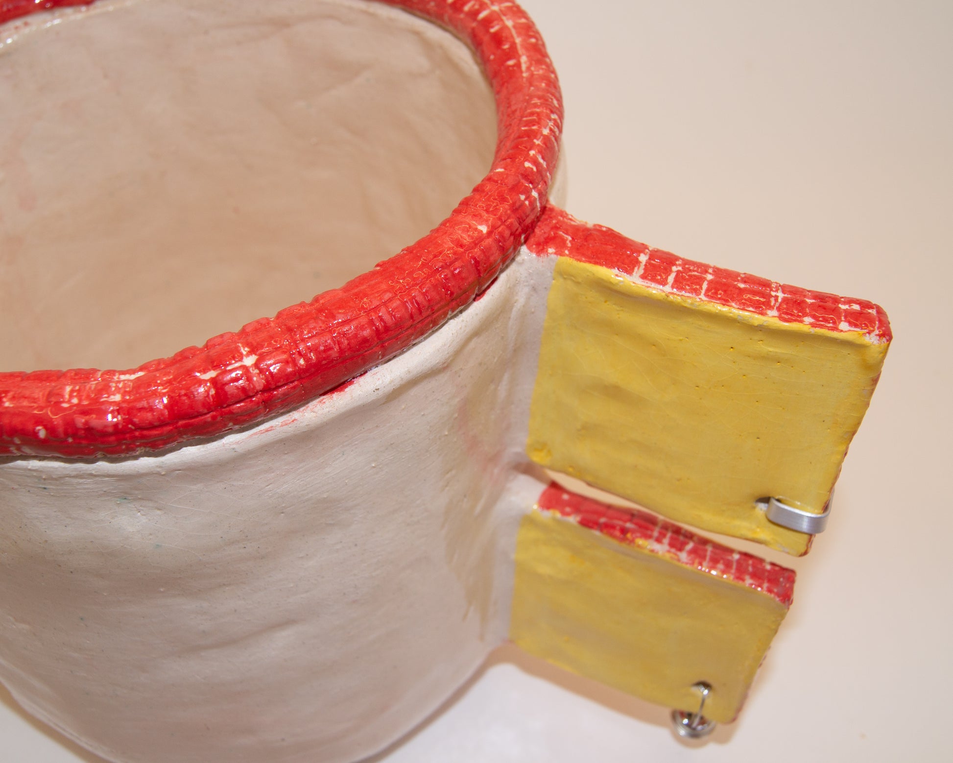 Listening vase in yellow with red accents and earrings, dimensions 17x31x16 cm, showcasing unique ear design.