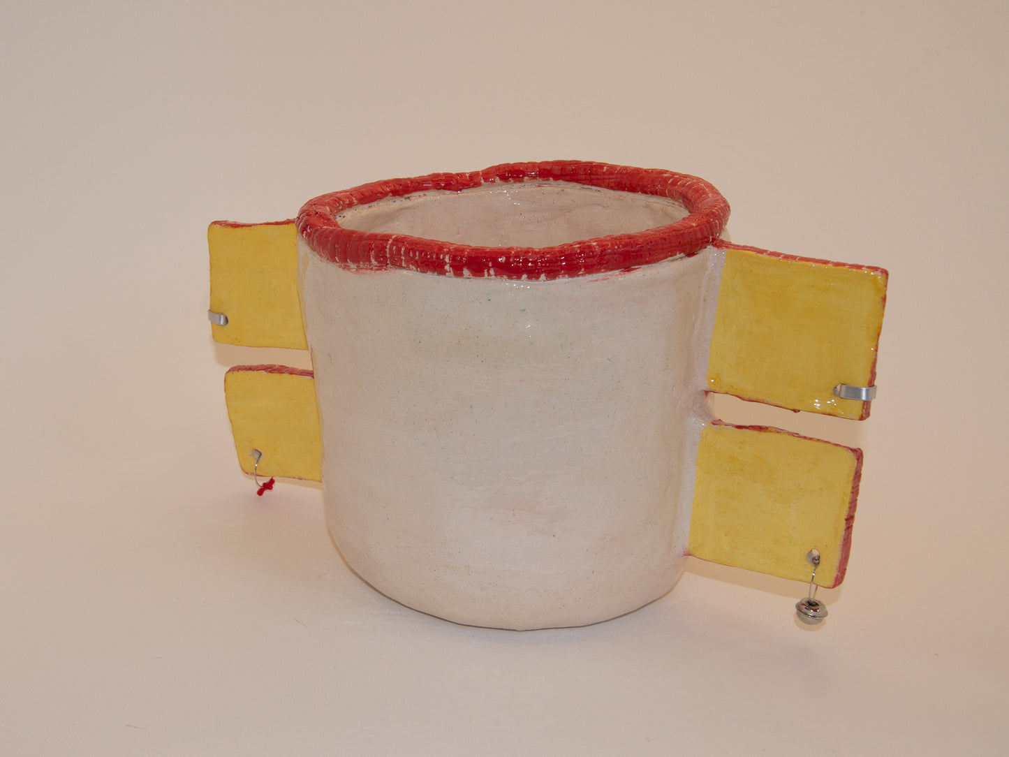 Listening vase in yellow with red accents and earrings, measuring 17 x 31 x h. 16 cm, perfect for unique decor.