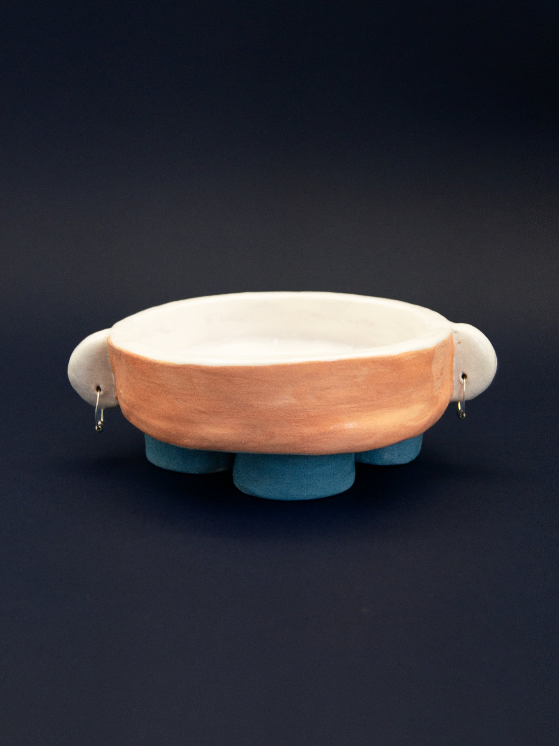 Salmon and blue ceramic listening valet bowl with feet, dimensions 12 x 17 x 6 cm, perfect for storing jewelry.