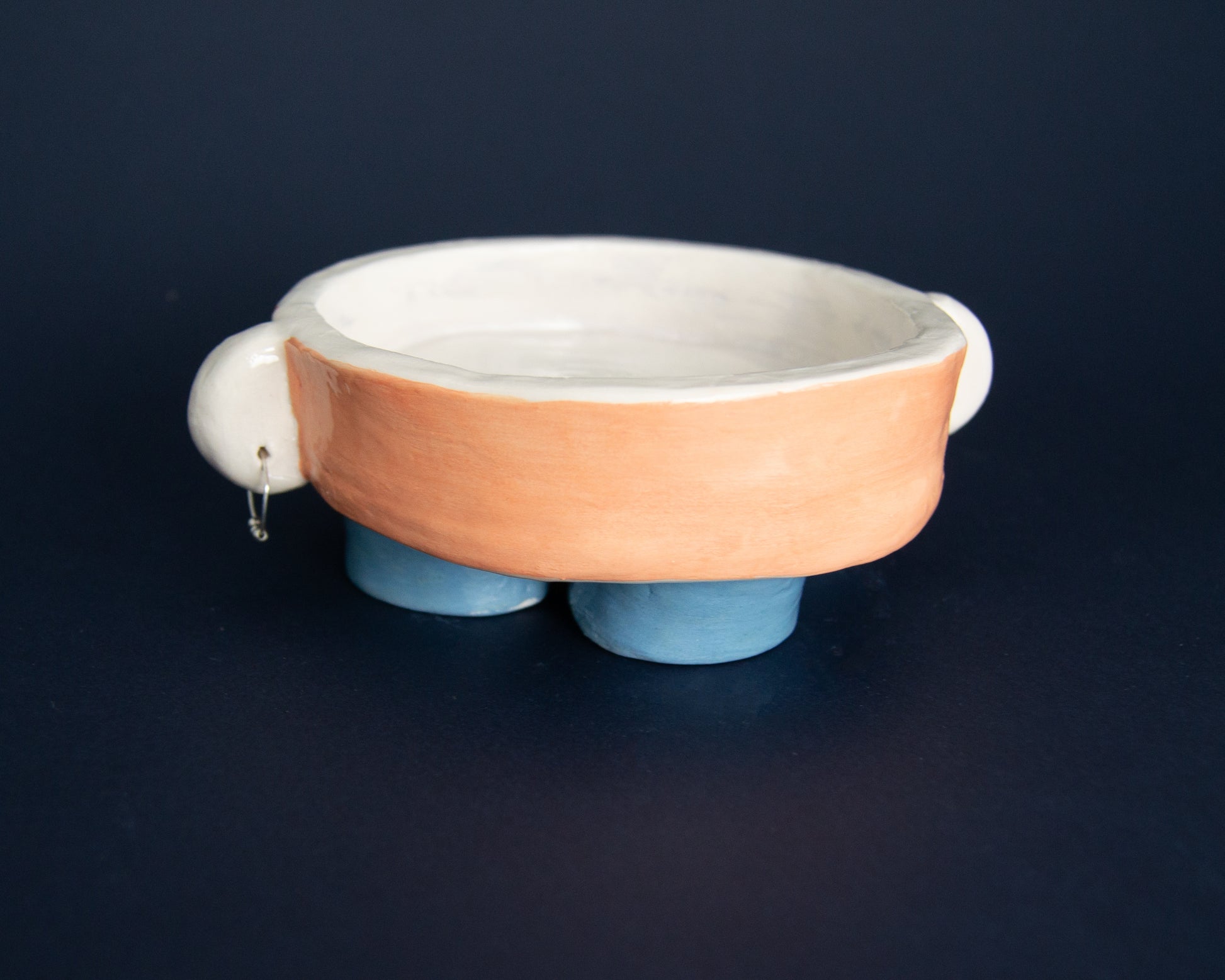 Salmon and blue listening valet bowl with feet, dimensions 12x17 cm, perfect for organizing small items.