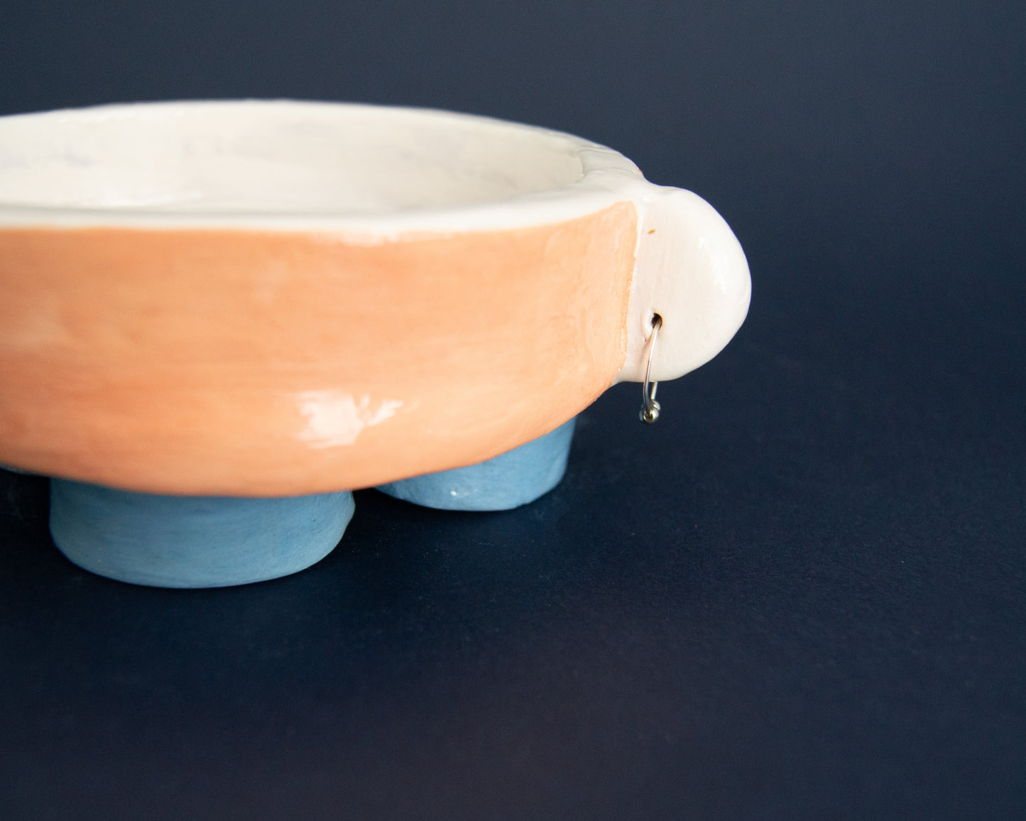 Listening valet bowl in salmon and blue with feet for earrings, dimensions 12x17x6 cm.