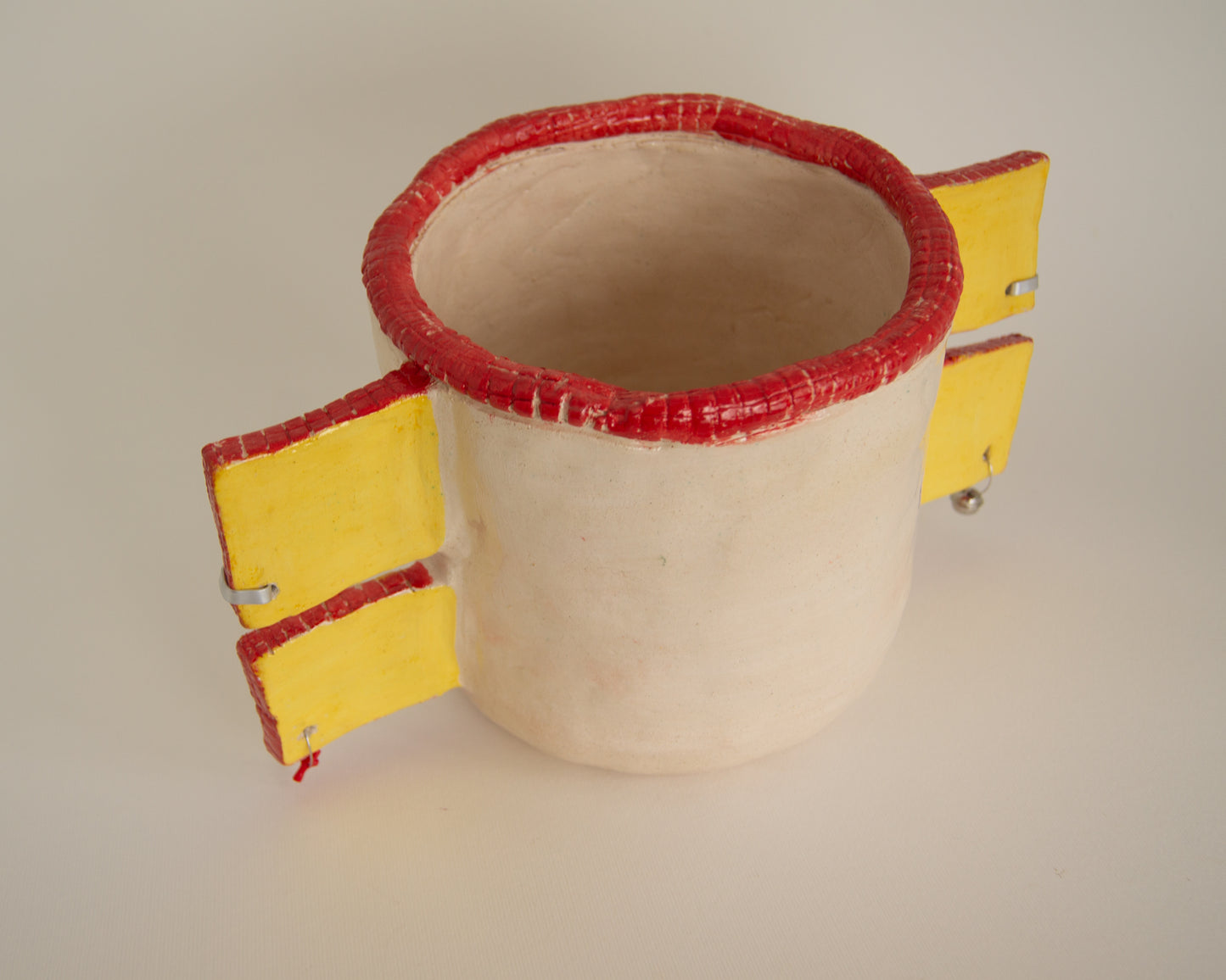 Unique yellow listening vase with red earrings, measuring 17 x 31 x 16 cm, perfect for decor.
