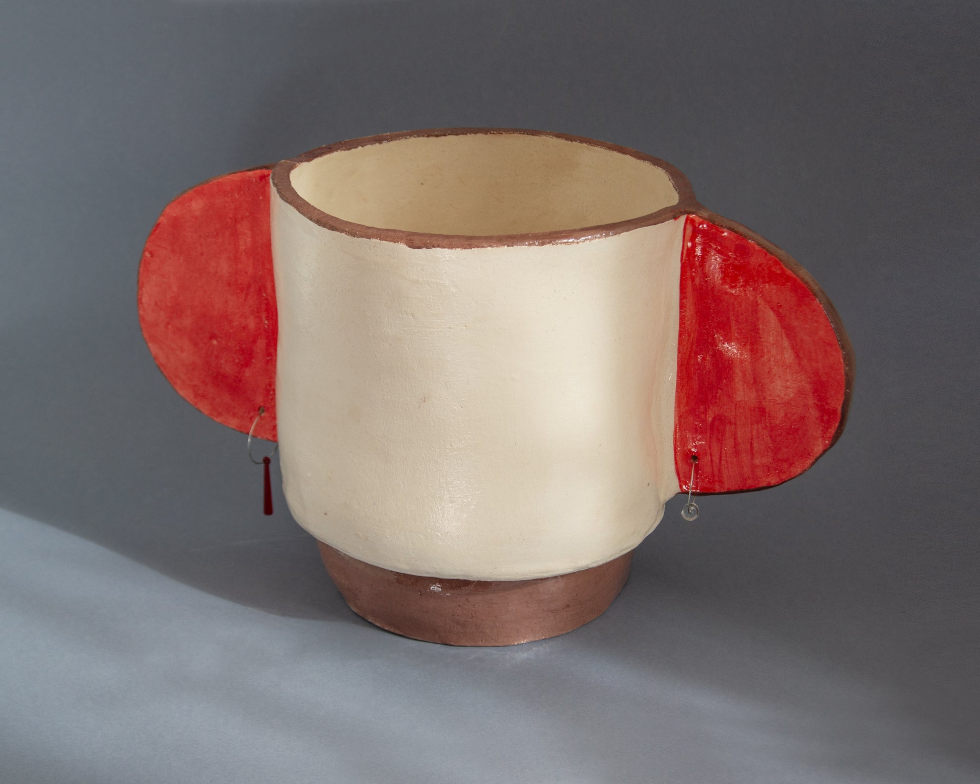 Red and brown listening vase with earrings, plant pot with drainage holes, 38 x 19 h.20 cm.